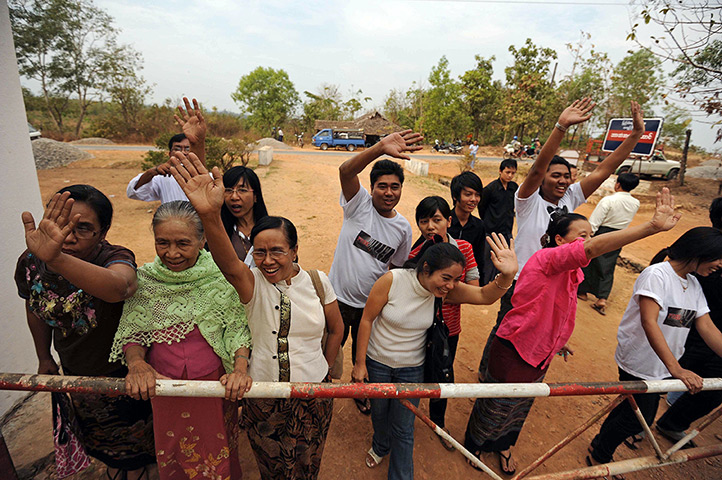 Burma prisoner released: Relatives of Nay Phone Latt wave upon his release from detention in Hpa-an