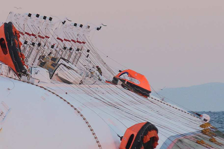 costa concordia: Unlaunched lifeboats hang over the side of the vessel