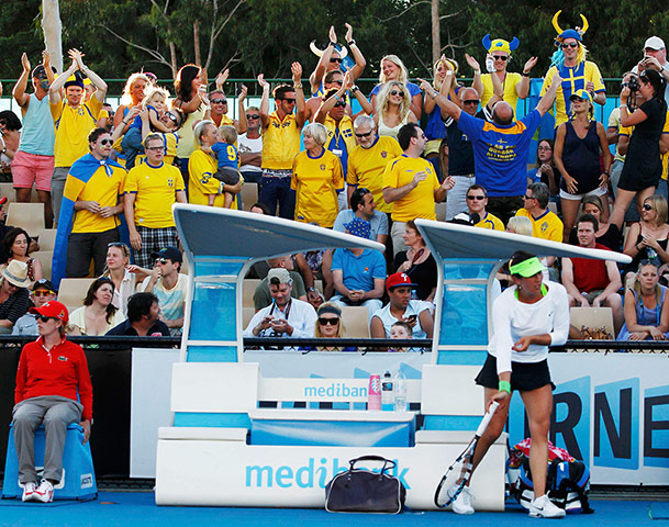 Autralian Open Roundup: Fans sing as Arvidsson of Sweden gets ready to play Rogowska of Australia