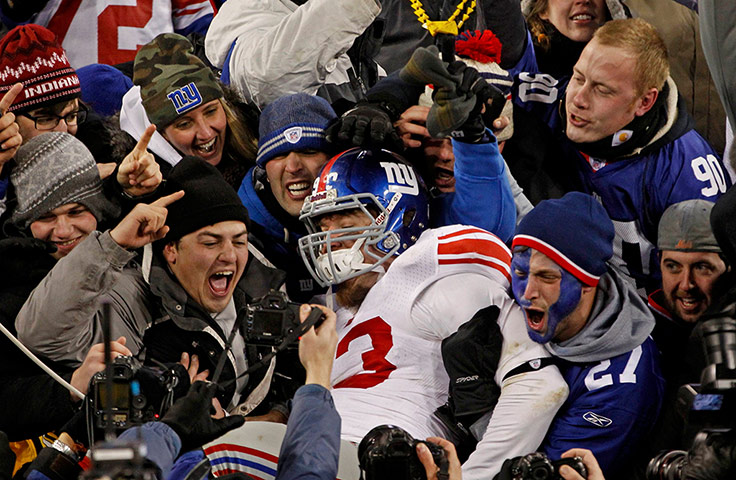NFL Roundup: New York Giants Blackburn jumps into the stands after defeating the Packers