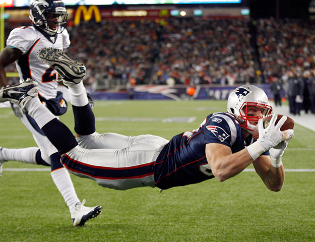 NFL Roundup: Rob Gronkowski catches a 10-yard touchdown pass