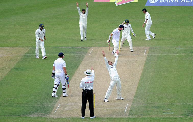 sport: England v Pakistan: 1st Test - Day One