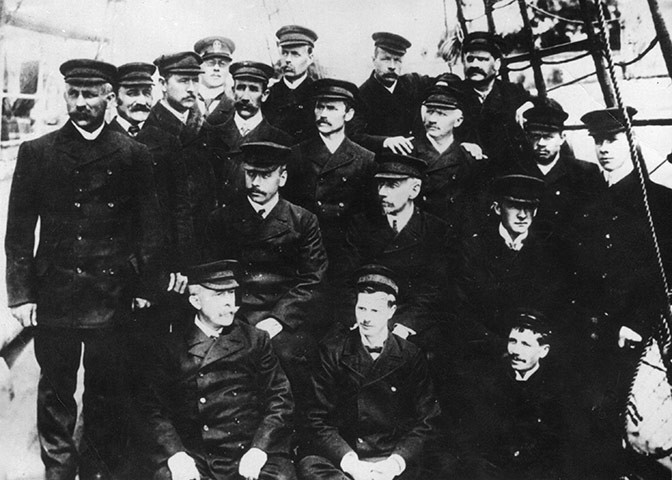 south pole expeditions: Roald Amundsen and members of his Antarctic expedition