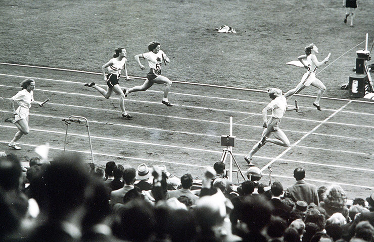 Fanny Blankers Koen: Fanny Blankers-Koen wins gold in the 4x100m relay final