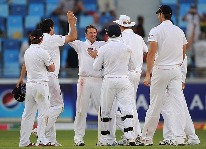 England Pakistan day 2: England's Graeme Swann celebrates dismissing Pakistan captain Misbah-ul-Haq