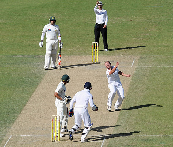 England Pakistan day 2: Jonathan Trott of England celebrates dismissing Younis Khan of Pakistan