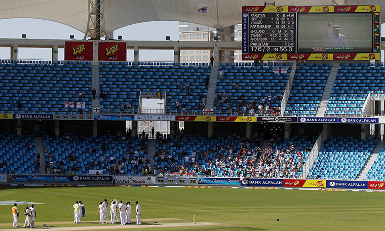 England Pakistan day 2: Graeme Swann celebrates after taking the wicket of Mohammad Hafeez LBW