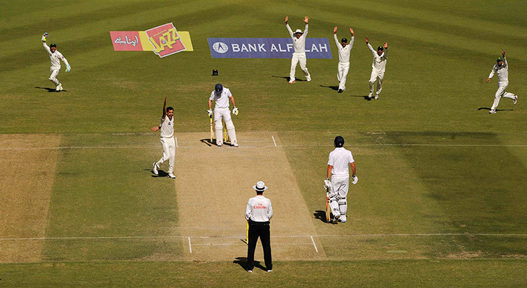 England Pakistan day 3: Pakistan's Akmal & Gul appeal for the dismissal of England captain Strauss