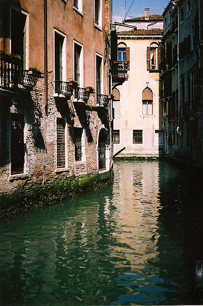 Guardian Camera Club: A review of Lizzie Hennessy Jones' portfolio