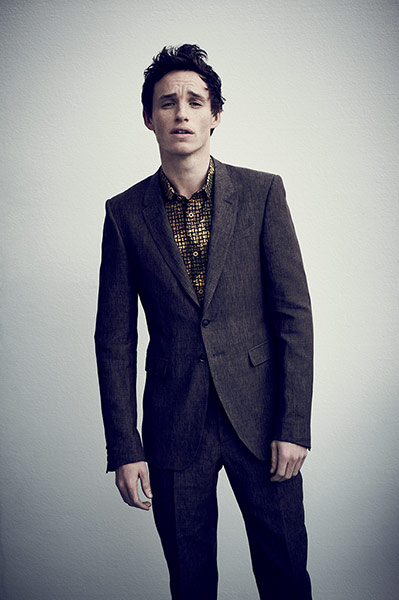 Eddie Redmayne: Suit and printed shirt