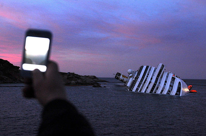 Costa Concordia: Costa Concordia relatives visit Giglio 
