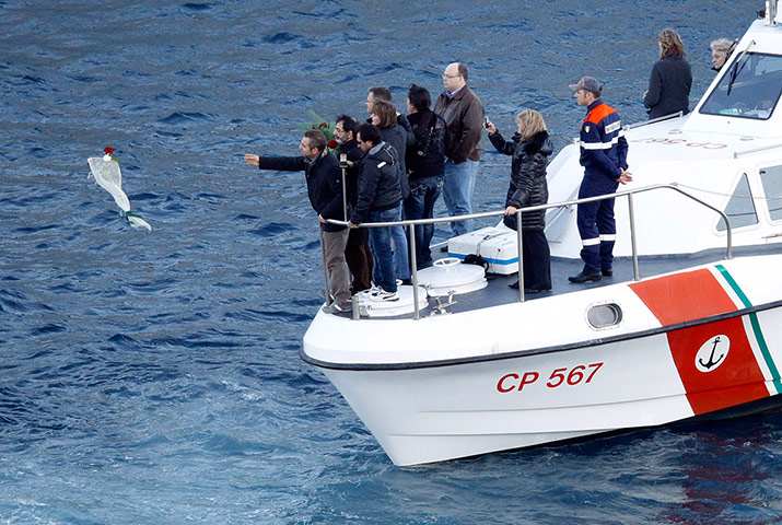 Costa Concordia: Costa Concordia relatives visit Giglio 