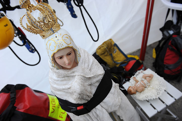 24 hours : Giglio Porto, Italy: Statues recovered from a chapel on the Costa Concordia