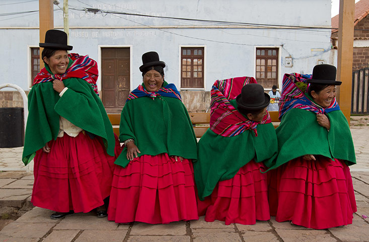 24 hours : Tiwanaku, Bolivia: Bolivian indigenous women joke  