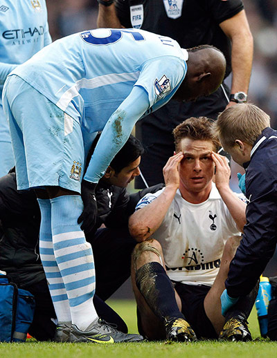 football2: Tottenham Hotspur's Parker receives treatment