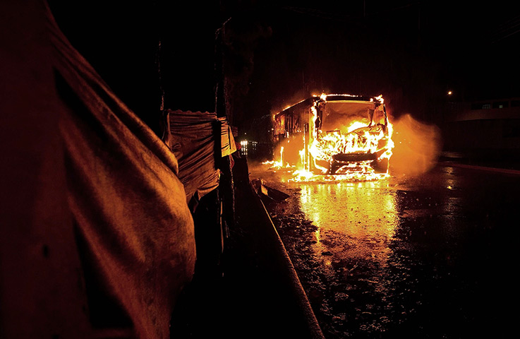 Pinheirinho favela: Bus is seen on fire in front of Pinheirinho slum