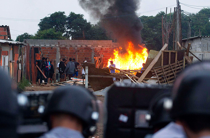 Pinheirinho favela: Police confront residents of the Pinheirinho slum