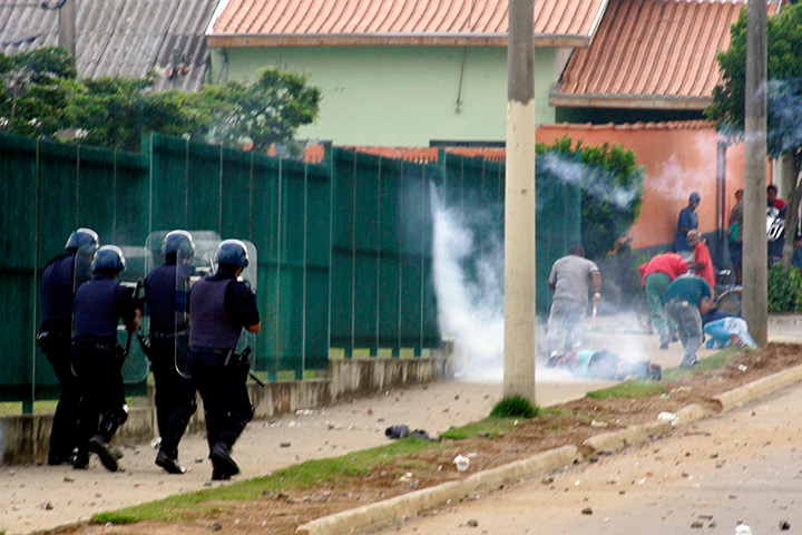 Pinheirinho favela: Police clash with residents