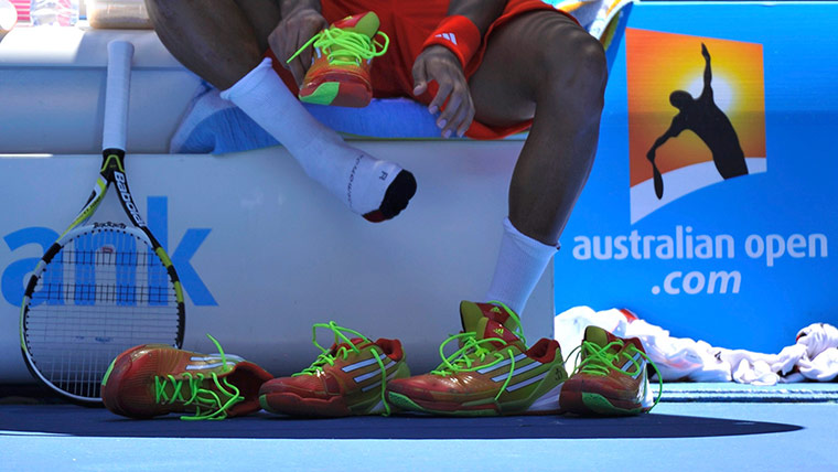 Australian Open Day 8: Tsonga of France changes his shoes during match again Nishikori