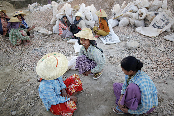 Burma economic reform: Workers take a break at a construction site in Naypyitaw, Burma