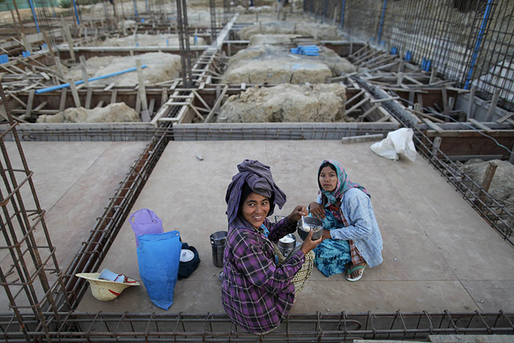 Burma economic reform: Workers take a break for lunch at a construction site in Naypyitaw, Burma