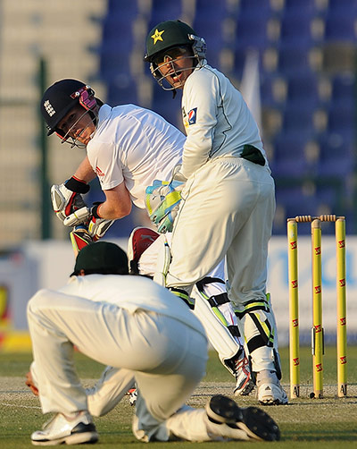 Pakistan v England day 2: Pakistan's Mohammad Hafeez takes a catch to dismiss Eoin Morgan
