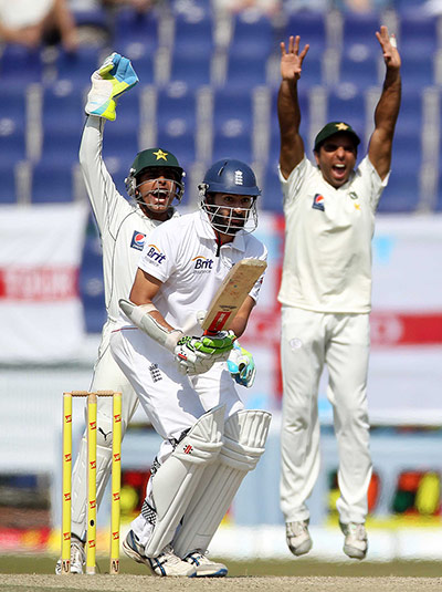 Second test day 3: Pakistan's Akmal and Taufeeq celebrate the wicket of England's Panesar