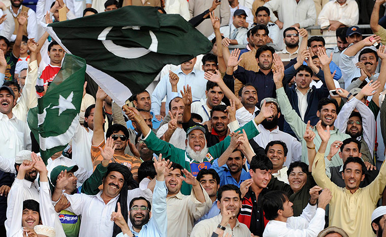 England v Pakistan: Fans celebrate after Pakistan defeated England by 72 runs