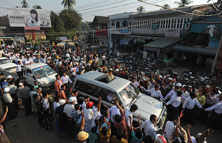 Aung San Suu Kyi campaign: Aung San Suu Kyi greets supporters upon her arrival in Dawei 