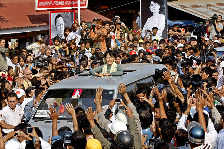 Aung San Suu Kyi campaign: Aung San Suu Kyi greets her supporters in Dawei 