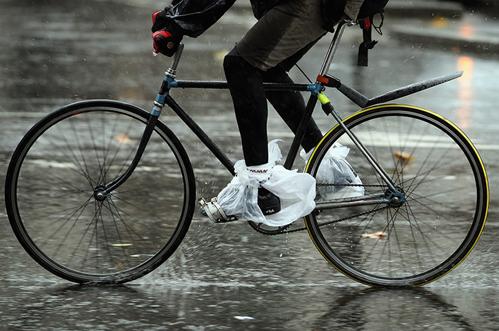 windy weather in uk: a london cyclist