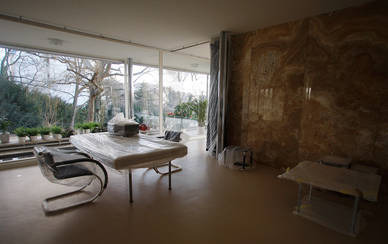 Villa Tugendhat: The living space of Tugendhat Villa dominated by a honey-coloured onyx wall
