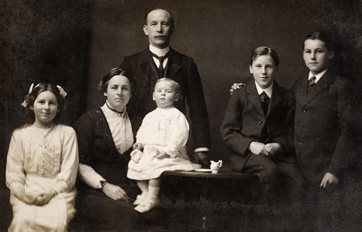 Olympic Moments: 1924 Olympic Champion Eric Liddell and family pictured in 1912