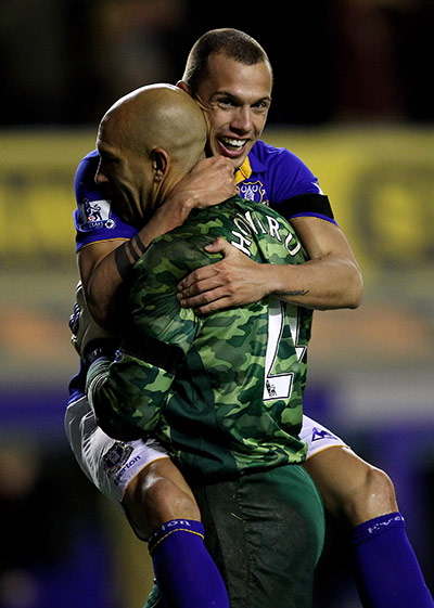 Wednesday Footie: John Heitinga congratulates Tim Howard after the Everton keeper scored