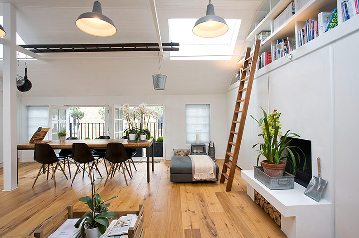 Camden Mews flat: Living space with dining table