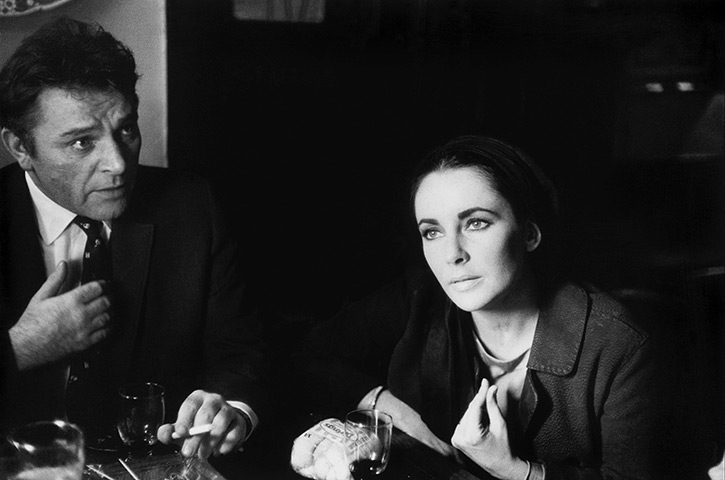 Eve Arnold dies: 1963 Richard Burton And Elizabeth Taylor at the local pub in Shepperton