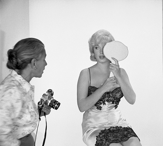 Eve Arnold dies: 1960 Eve Arnold with Marilyn Monroe during the filming of 'The Misfits'