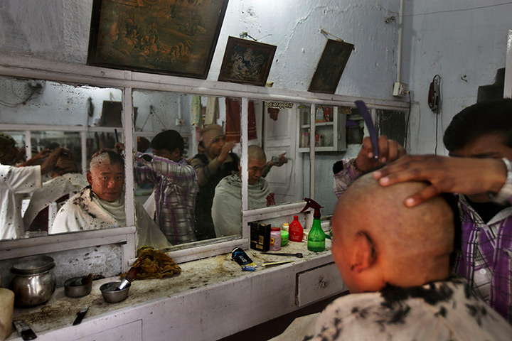 FTA: Altaf Qadri: Buddhist monks get their heads shaved 
