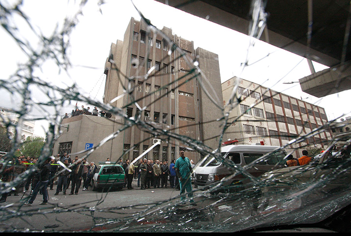 Explosion in Syria: The police station building, seen through a smashed car windscreen