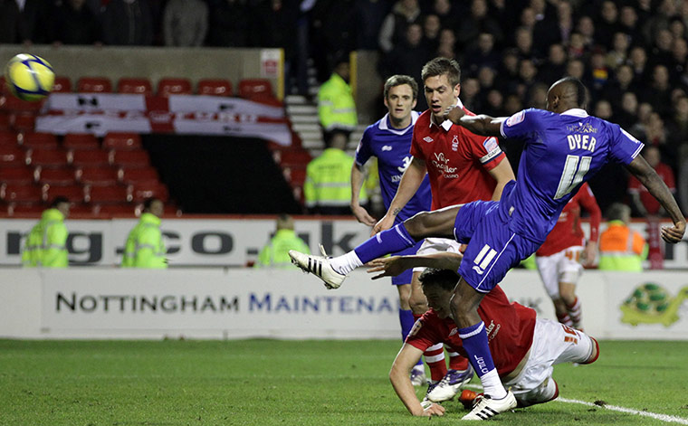 FA Cup Round-up: Leicester's Lloyd Dyer blasts the ball over the bar against Notts Forest