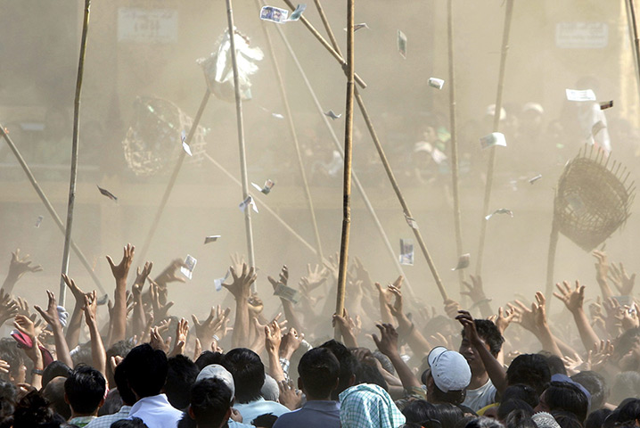 24 hours in pictures: Pagoda Festival in Burma