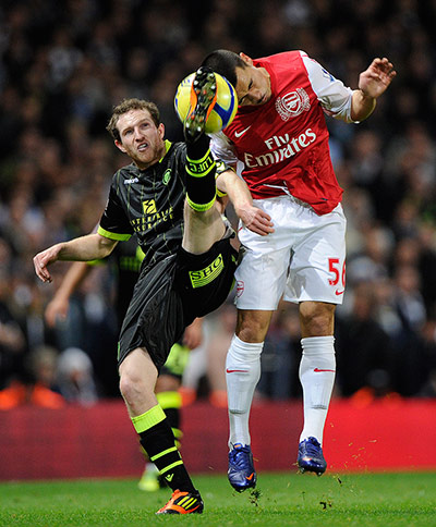 Arsenal v Leeds Utd: White and Yennaris battle for the ball
