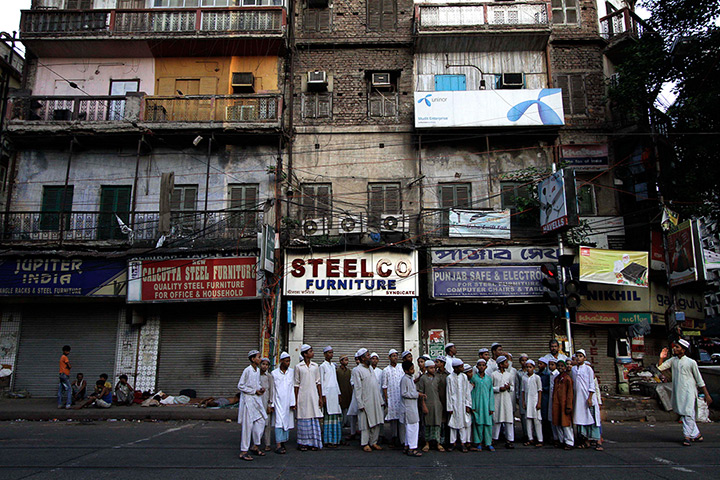 24 hours: Kolkata, India: A group of Indian Muslims wait for transport