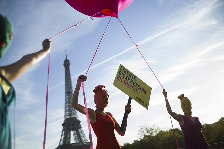 24 hours: Paris, France: Activists in support of Pussy Riot