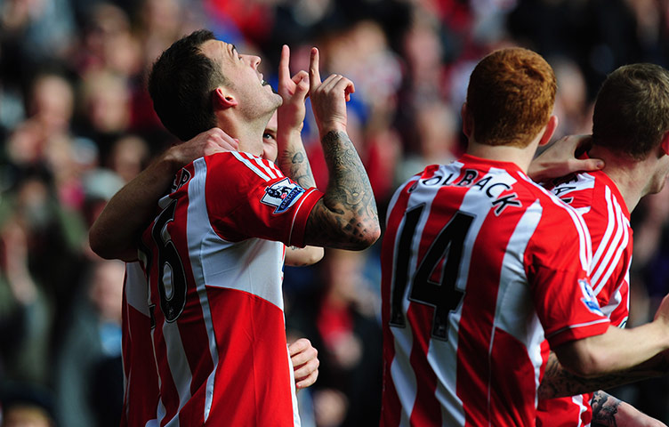 Premier League Roundup: Steven Fletcher celebrates