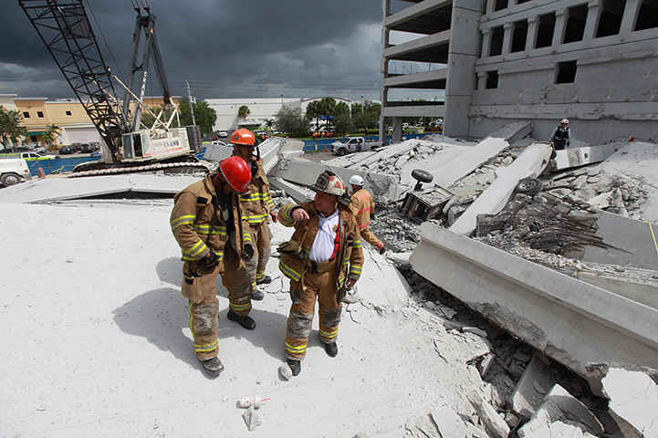 24 hours: Doral, Florida, USA: Search and rescue look for possible survivors