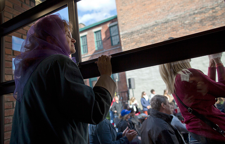 24 hours: Delaware, Ohio, USA: Supporters of Mitt Romney