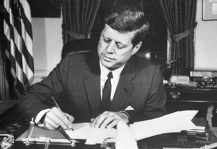 Cuban missile crisis : Kennedy signing the order of naval blockade 