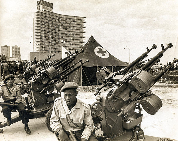 Cuban missile crisis : Cuban militiamen manning an anti-aircraft battery