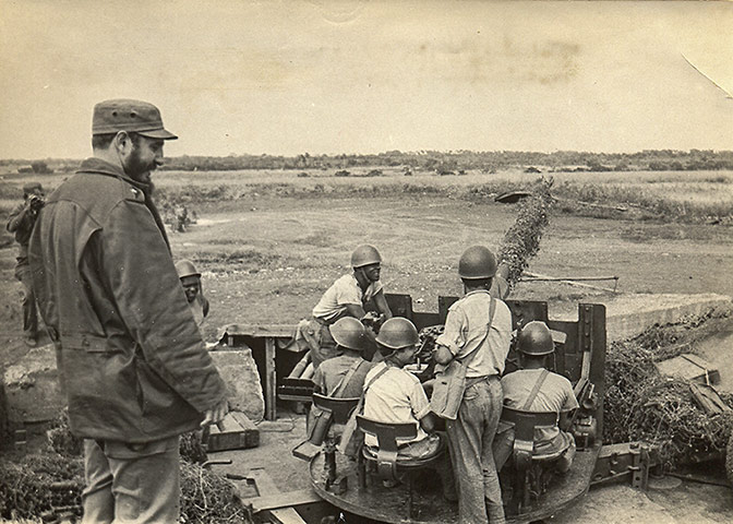 Cuban missile crisis :  Cuban leader Fidel Castro inspecting an artillery unit